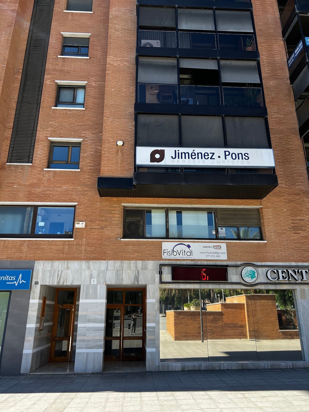 Fachada del despacho Jiménez & Pons en Tarragona, con el rótulo del bufete